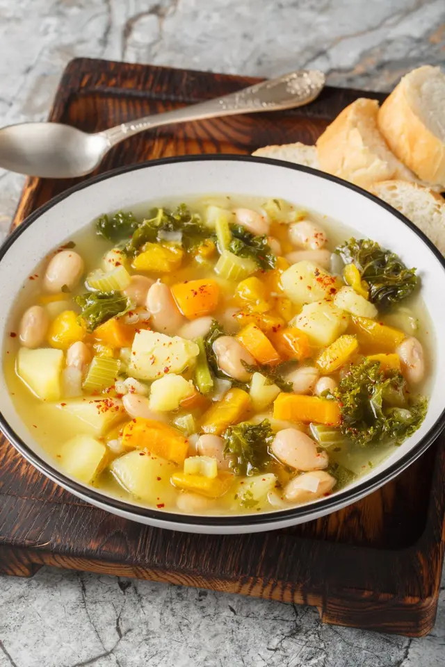 Soupe aux haricots avec citrouille et légumes