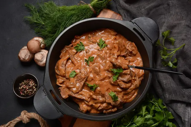 Bœuf Stroganoff aux champignons cremini