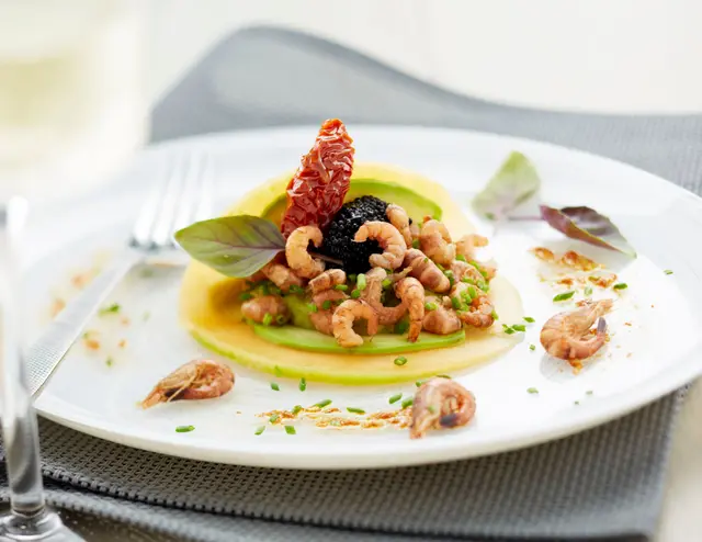 Carpaccio de melon et avocat aux crevettes, guacamole, oeufs de poisson et tomates confites
