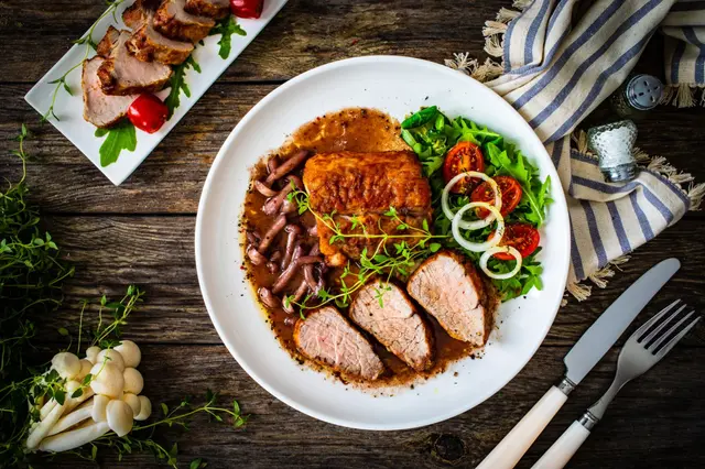Longe de porc rôtie et ses champignons en sauce