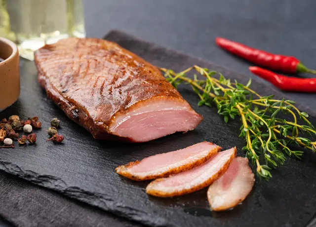 Magret de canard mariné aux épices, grillé et herbes fraîches