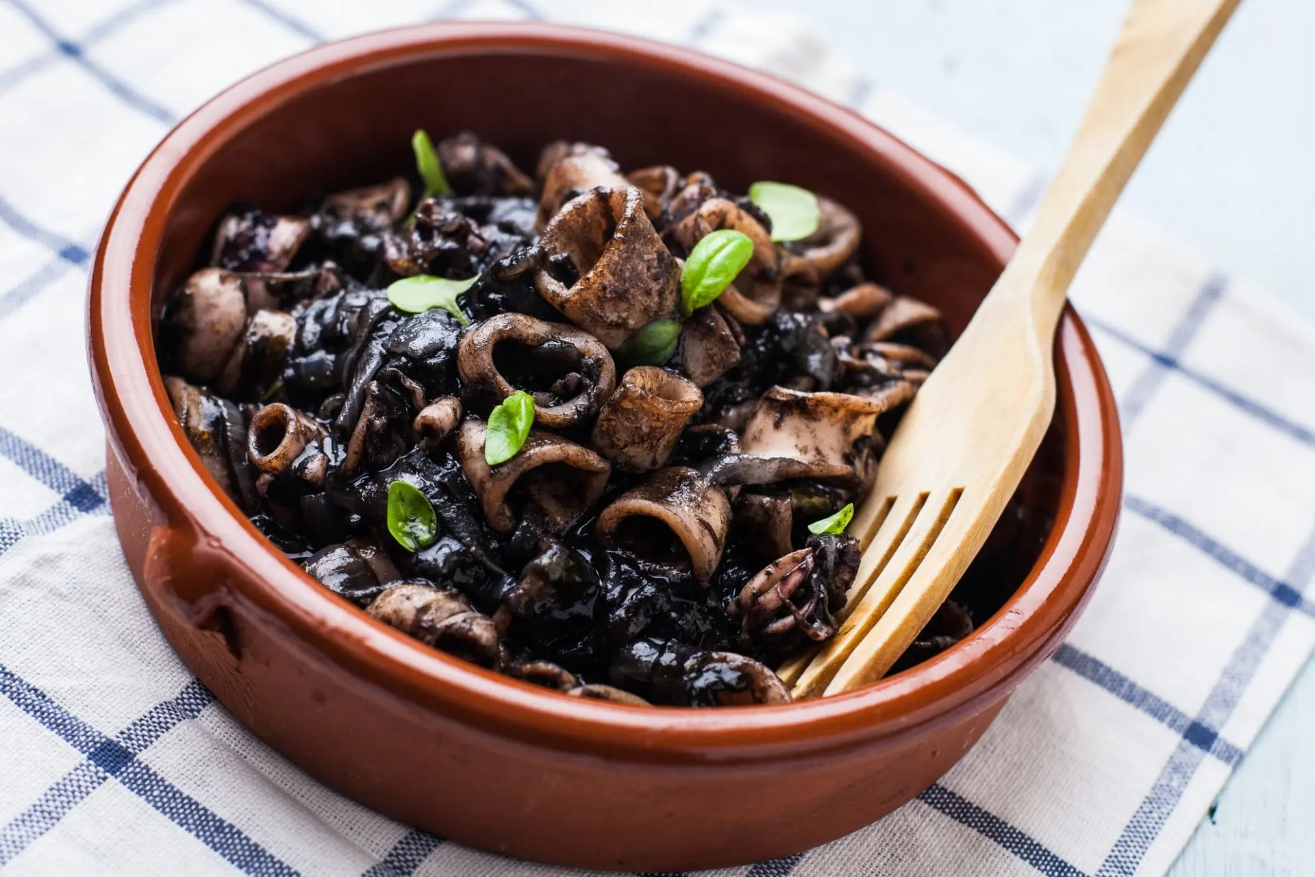 Calmars sauce à l'encre de seiche