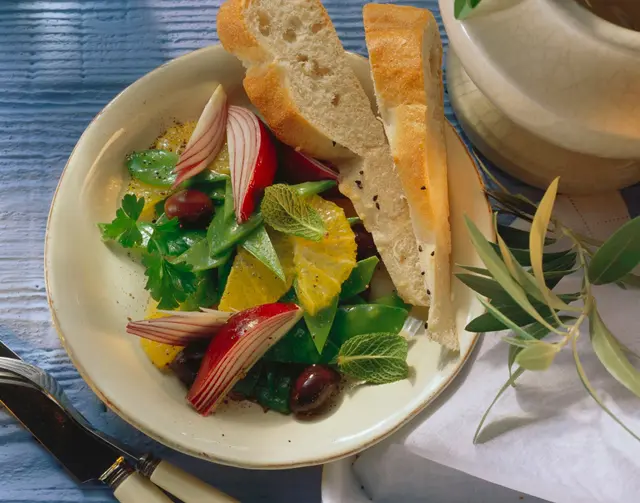 Salade de mangetout, orange et olives