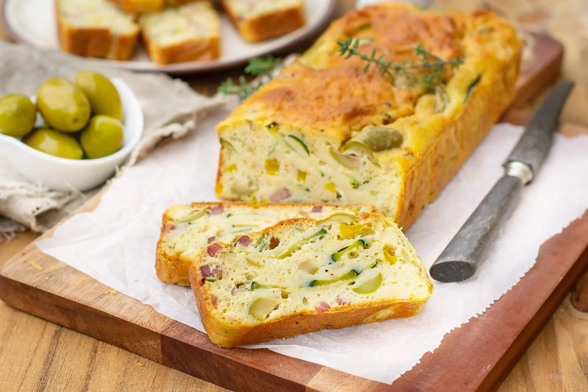 Cake salé aux olives, courgettes, jambon et fromage