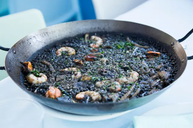 Paella noire au calmar et pesto de pistache