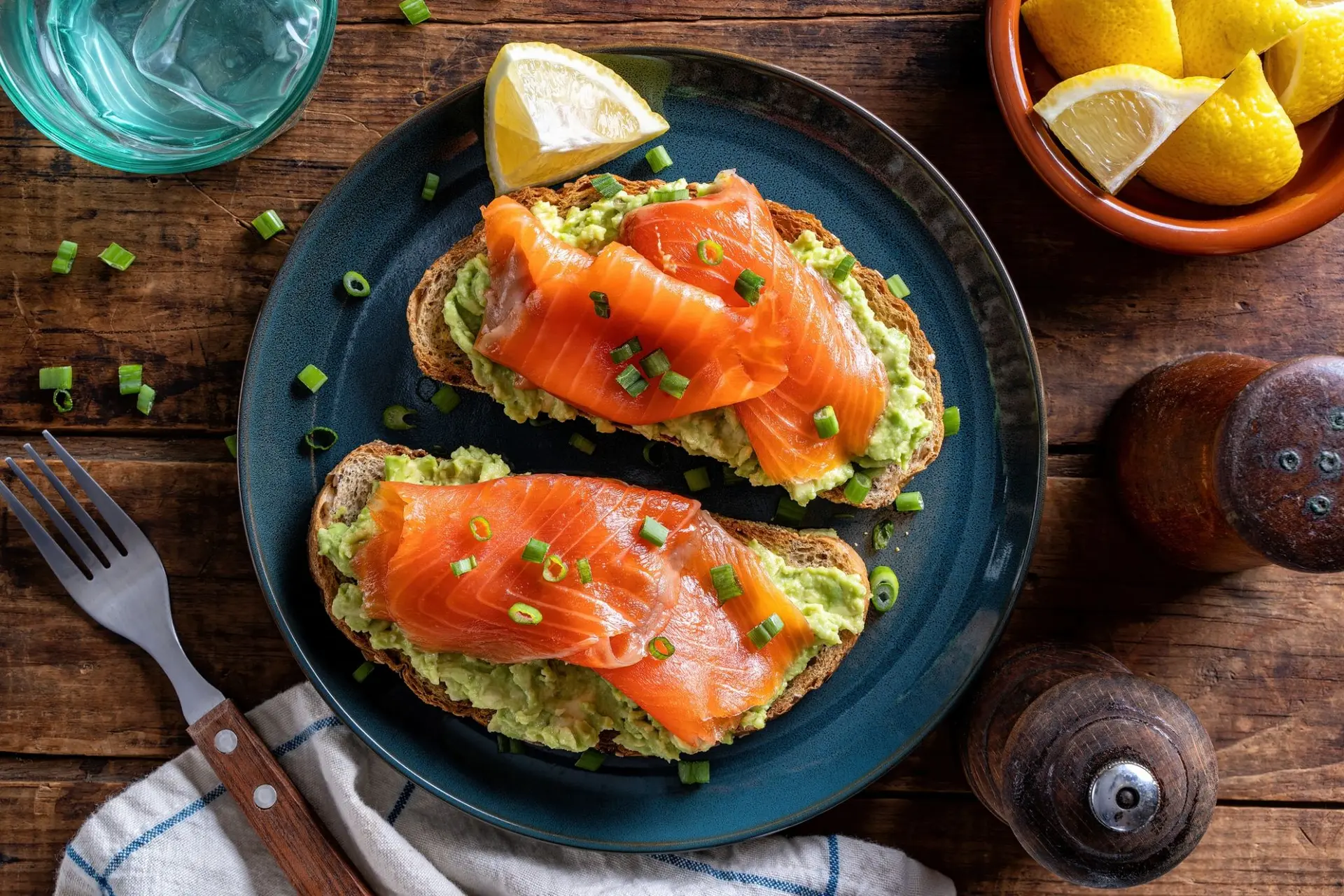 Toast à l'avocat et au saumon fumé