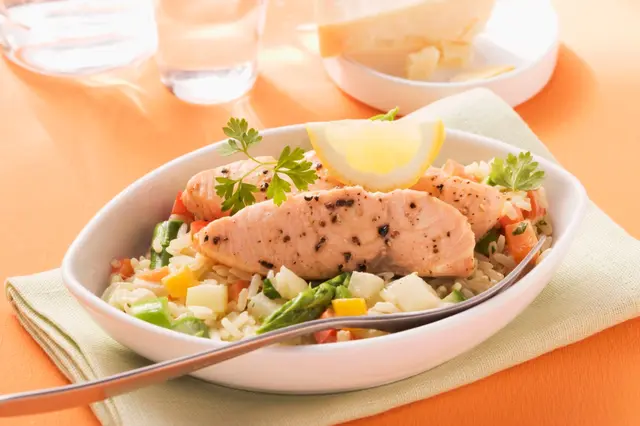 Saumon sur lit de riz aux légumes