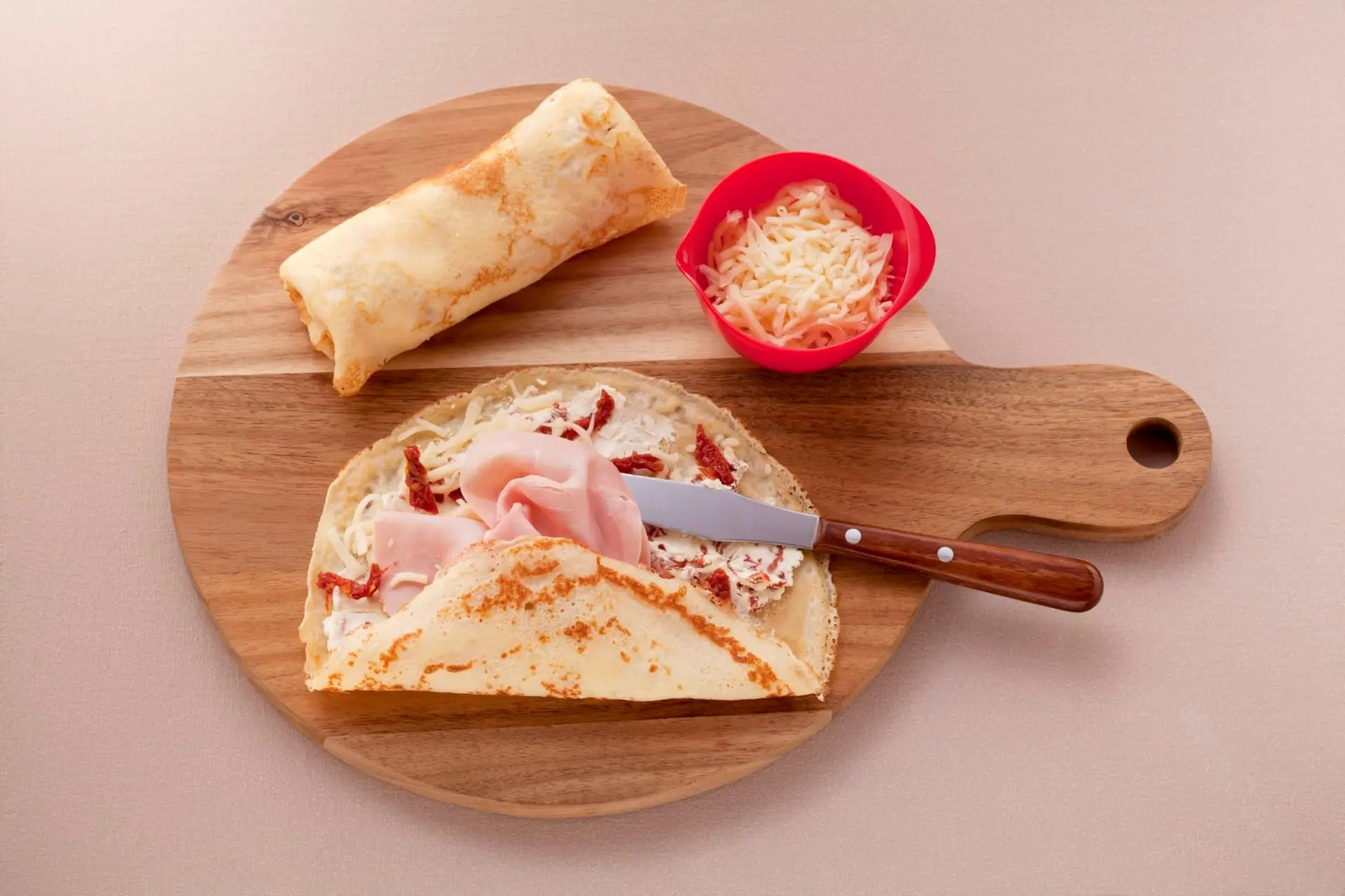 Crêpes aux tomates séchées, au jambon et à la mozzarella râpée