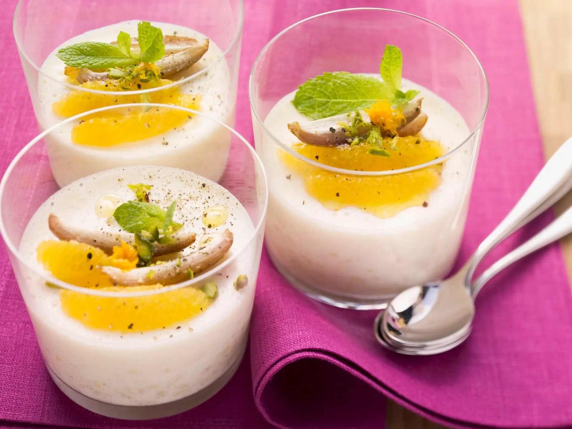 Riz au lait à l’orange, pistaches et éclats d’amandes