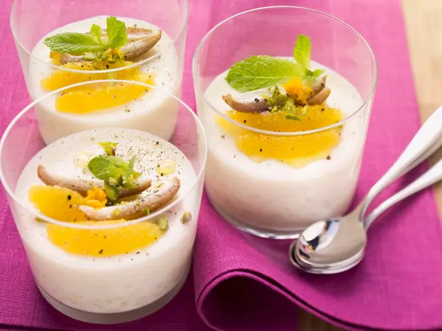 Riz au lait à l’orange, pistaches et éclats d’amandes