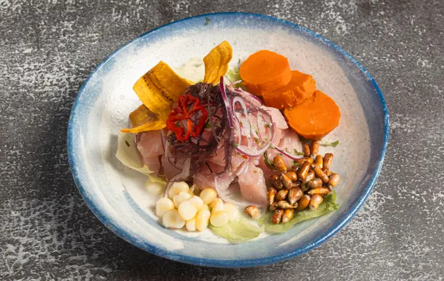 Ceviche de poisson, plantain frit, patate douce, cancha et oignon rouge