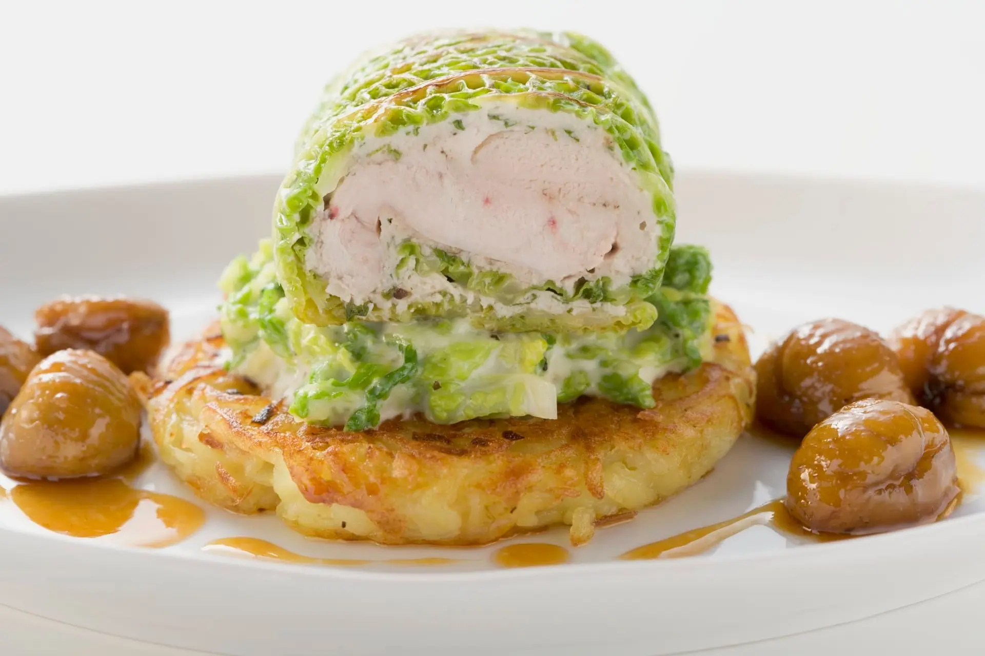 Roulade de faisan en feuille de chou de Savoie avec rösti et châtaignes
