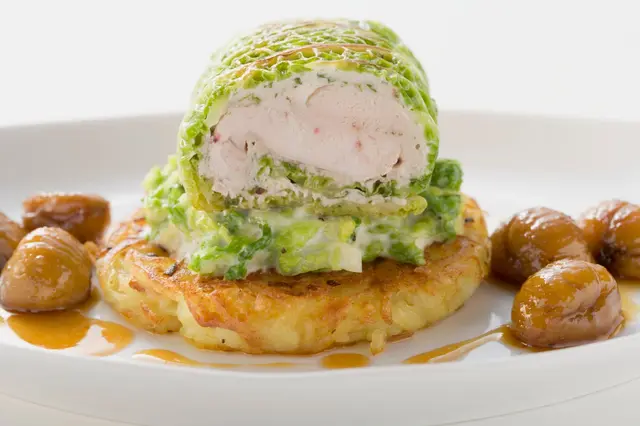 Roulade de faisan en feuille de chou de Savoie avec rösti et châtaignes