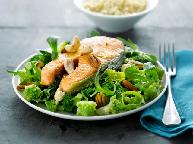 Darne de saumon aux fruits secs, duo de choux et salade
