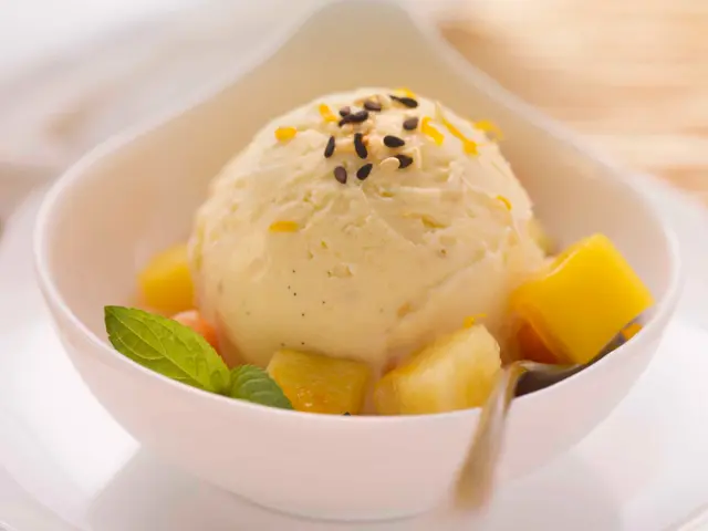 Glace vanille-sésame et salade de fruits