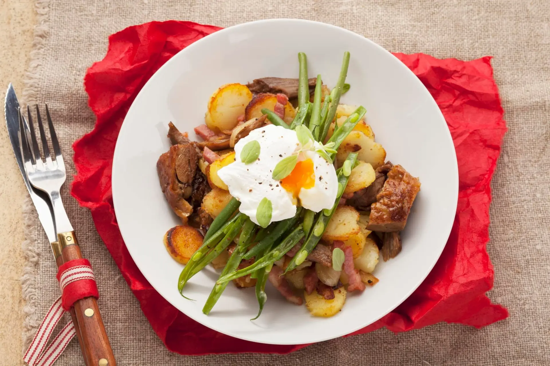 Gröstl tyrolien pommes de terre, porc, haricots verts et œuf poché