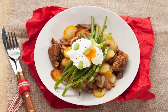 Gröstl tyrolien pommes de terre, porc, haricots verts et œuf poché
