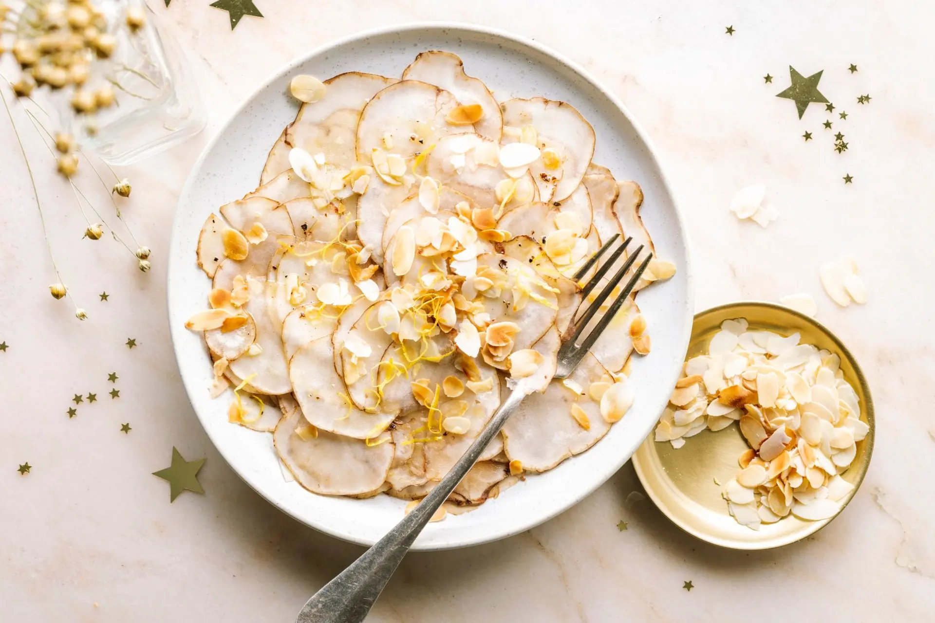 Carpaccio de topinambour aux amandes effilées