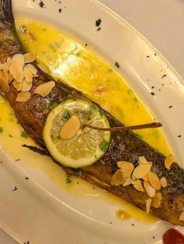 Truite saumonée aux amandes sauce citronnée