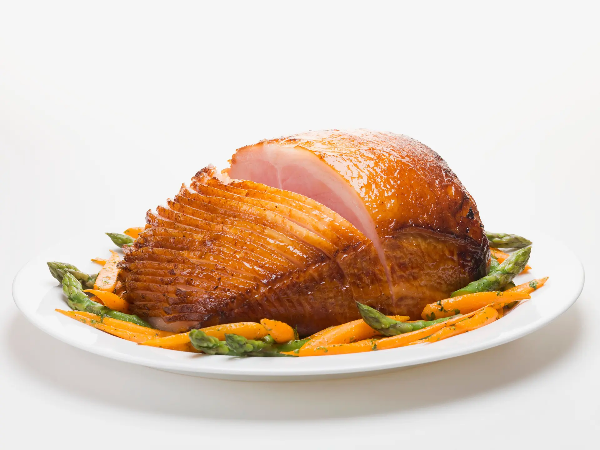 Jambon rôti glacé aux carottes et aux asperges