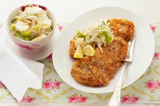 Escalope panée aux amandes et salade d'accompagnement