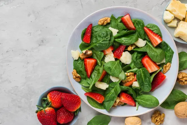Recette salade à la fraise, feuille d'épinards et noix