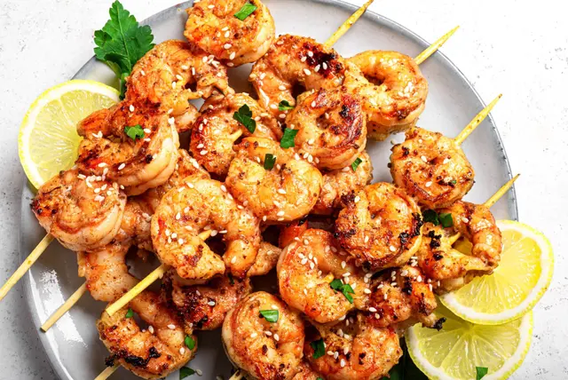 Brochettes de crevettes grillées