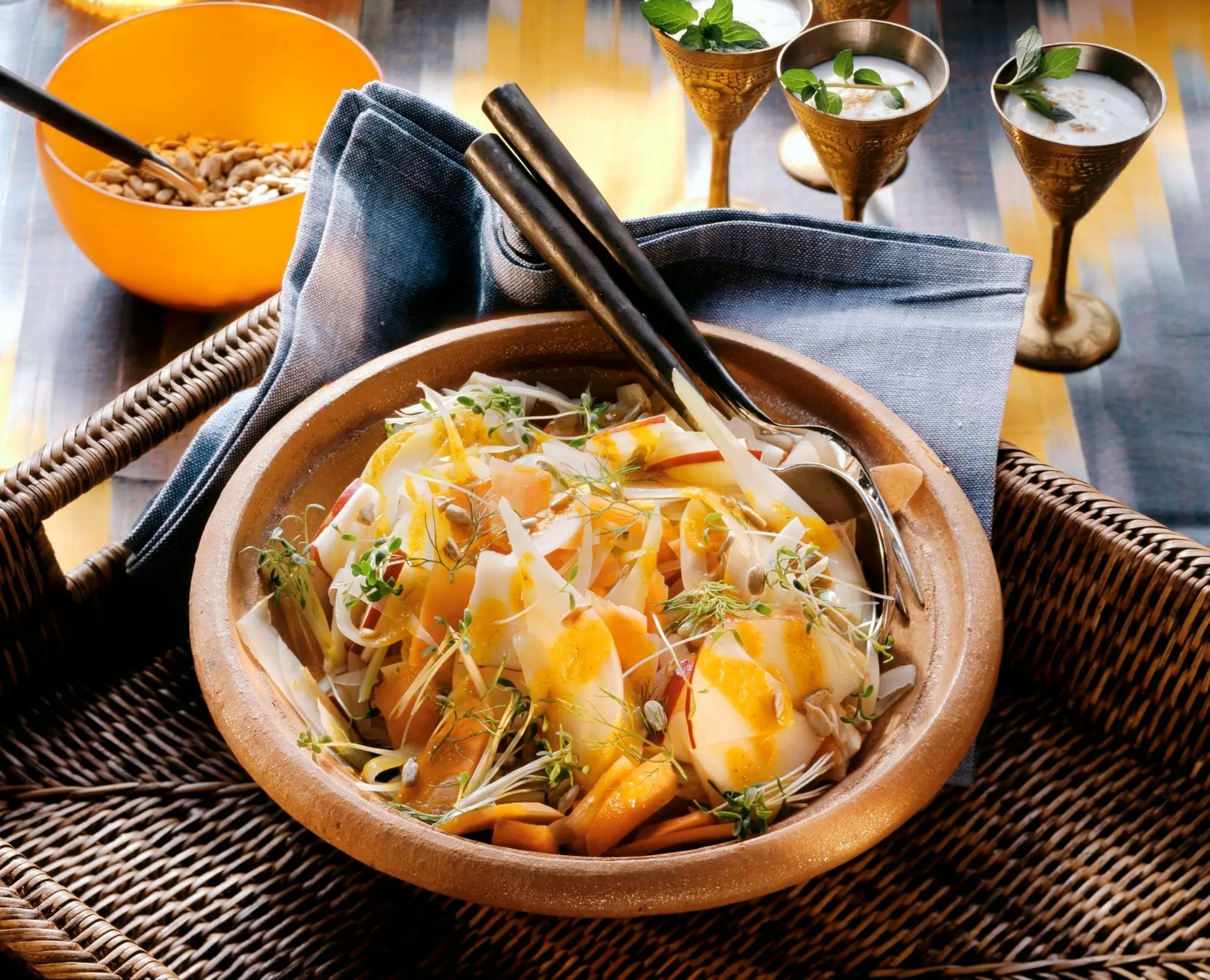 Salade de fenouil, carottes et pommes au cresson, graines et vinaigrette au curry