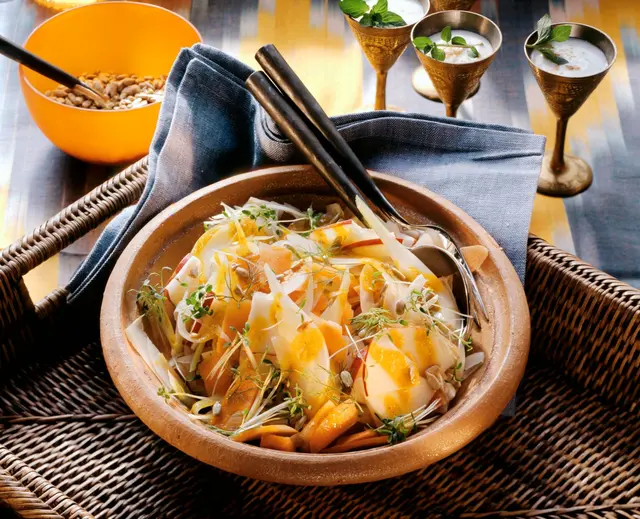 Salade de fenouil, carottes et pommes au cresson, graines et vinaigrette au curry