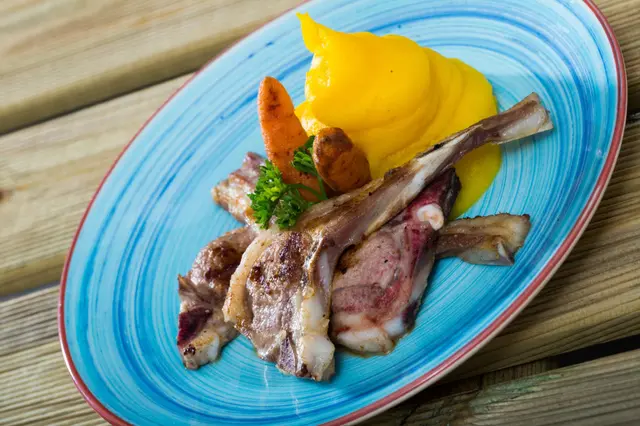 Pinnekjøtt – côtes d’agneau salées et séchées, purée de légumes racines