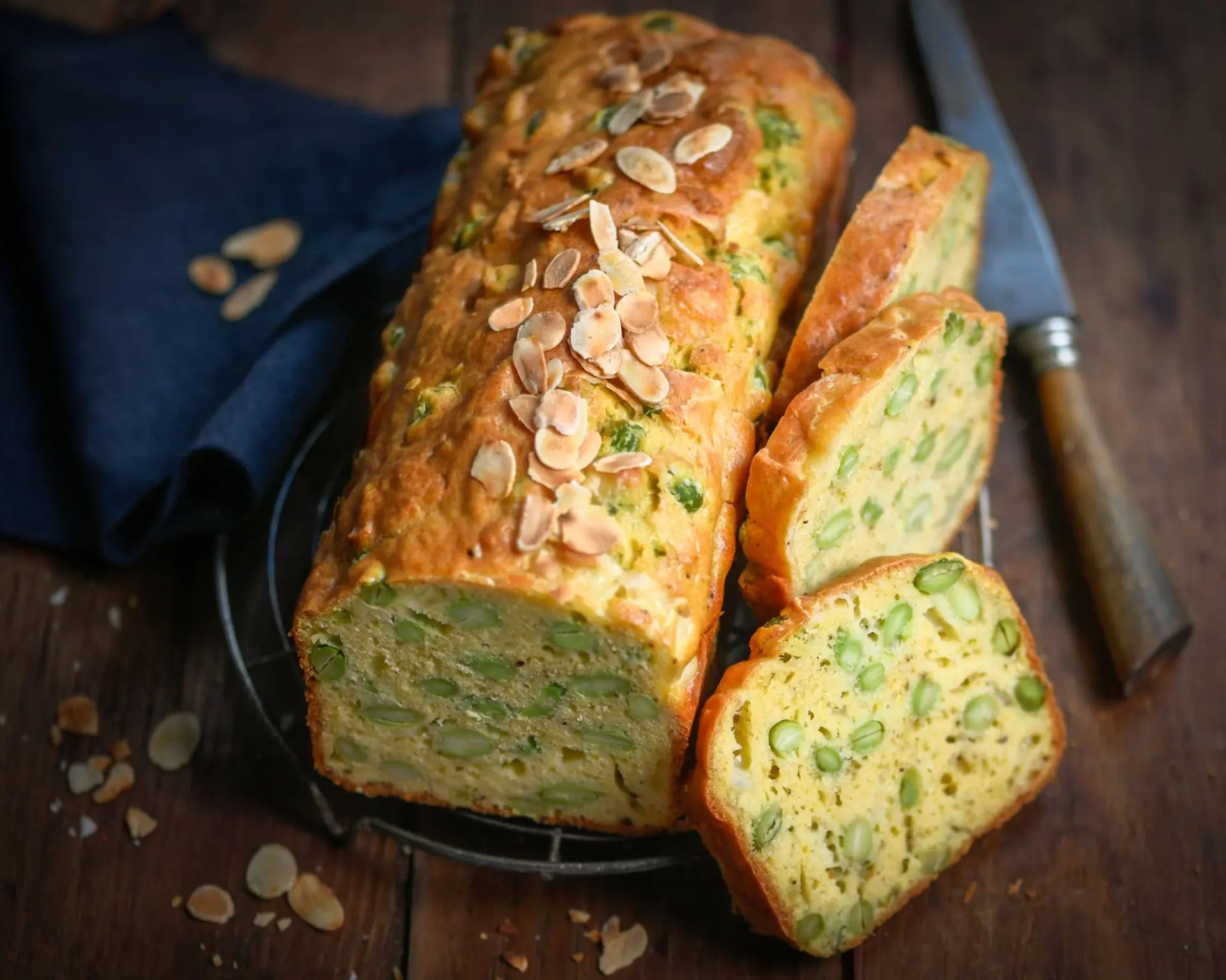 Cake salé aux fèves et amandes