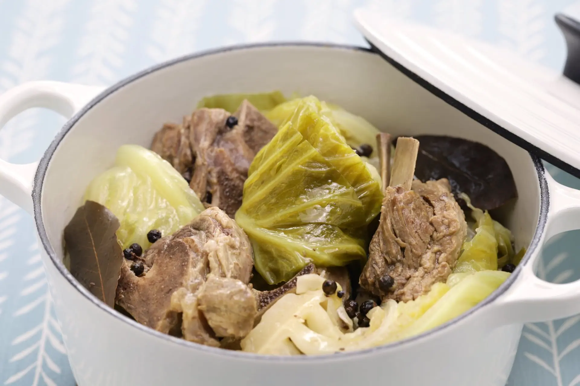 Recette du Fårikål, ragoût norvégien traditionnel d’agneau et de chou