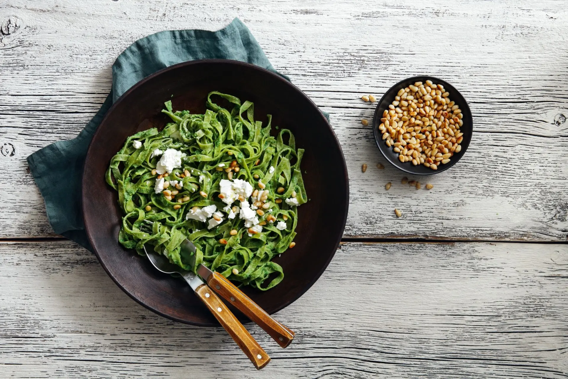 Pâtes aux épinards au pesto crémeux de brocoli, pignons de pin et feta