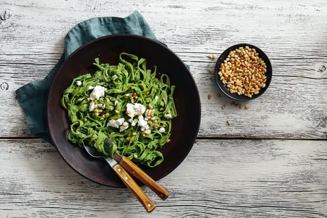 Pâtes aux épinards au pesto crémeux de brocoli, pignons de pin et feta