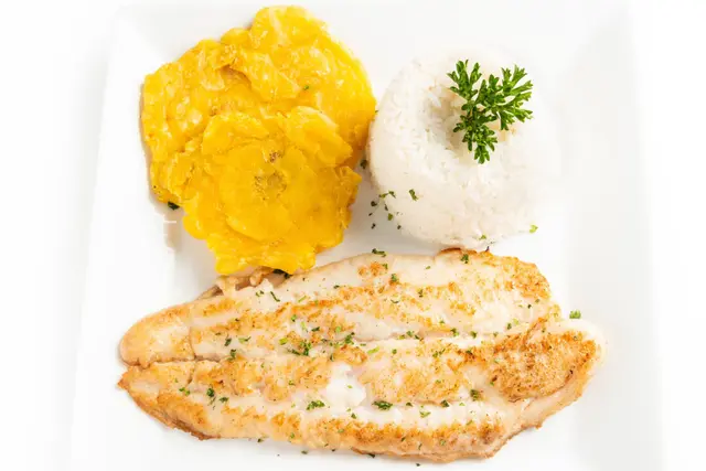 Filet de poisson, riz et banane plantain frite grillée