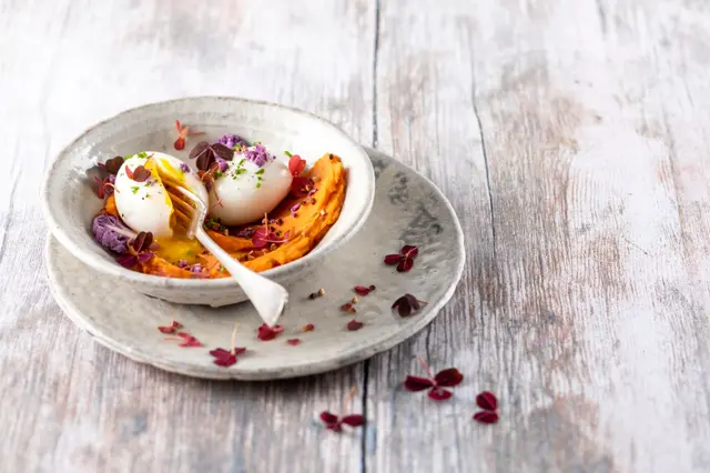 Purée de potimarron, œuf mollet, kasha torréfié et éclats de chou rouge