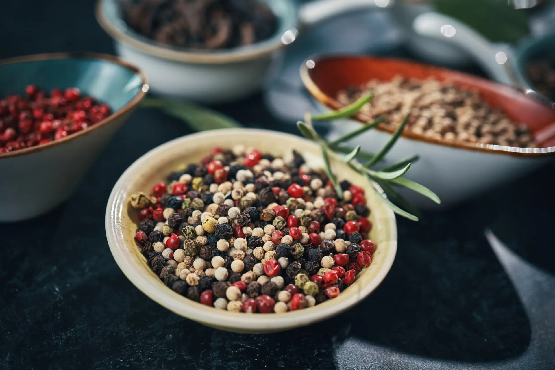 Le poivre dans tous ses états : nutrition, bienfaits santé, usages en cuisine et propriétés des différentes variétés