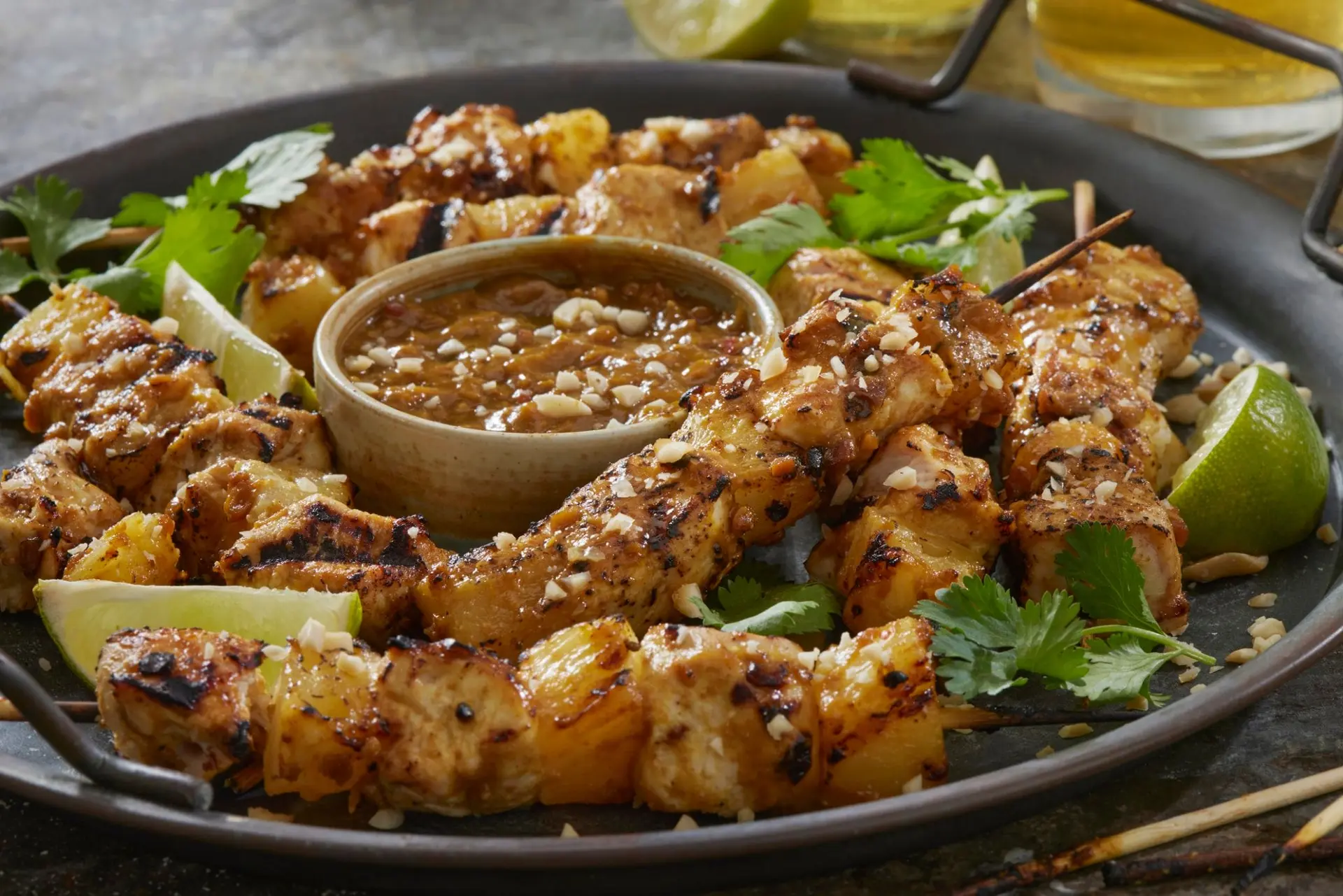 Brochettes de poulet à l’ananas avec sauce aux arachides