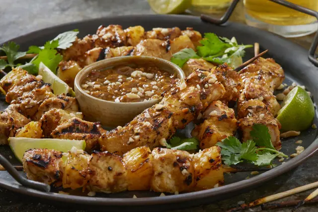 Brochettes de poulet à l’ananas avec sauce aux arachides