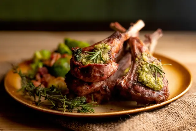 Côtelettes d’agneau grillées avec choux de Bruxelles sautés