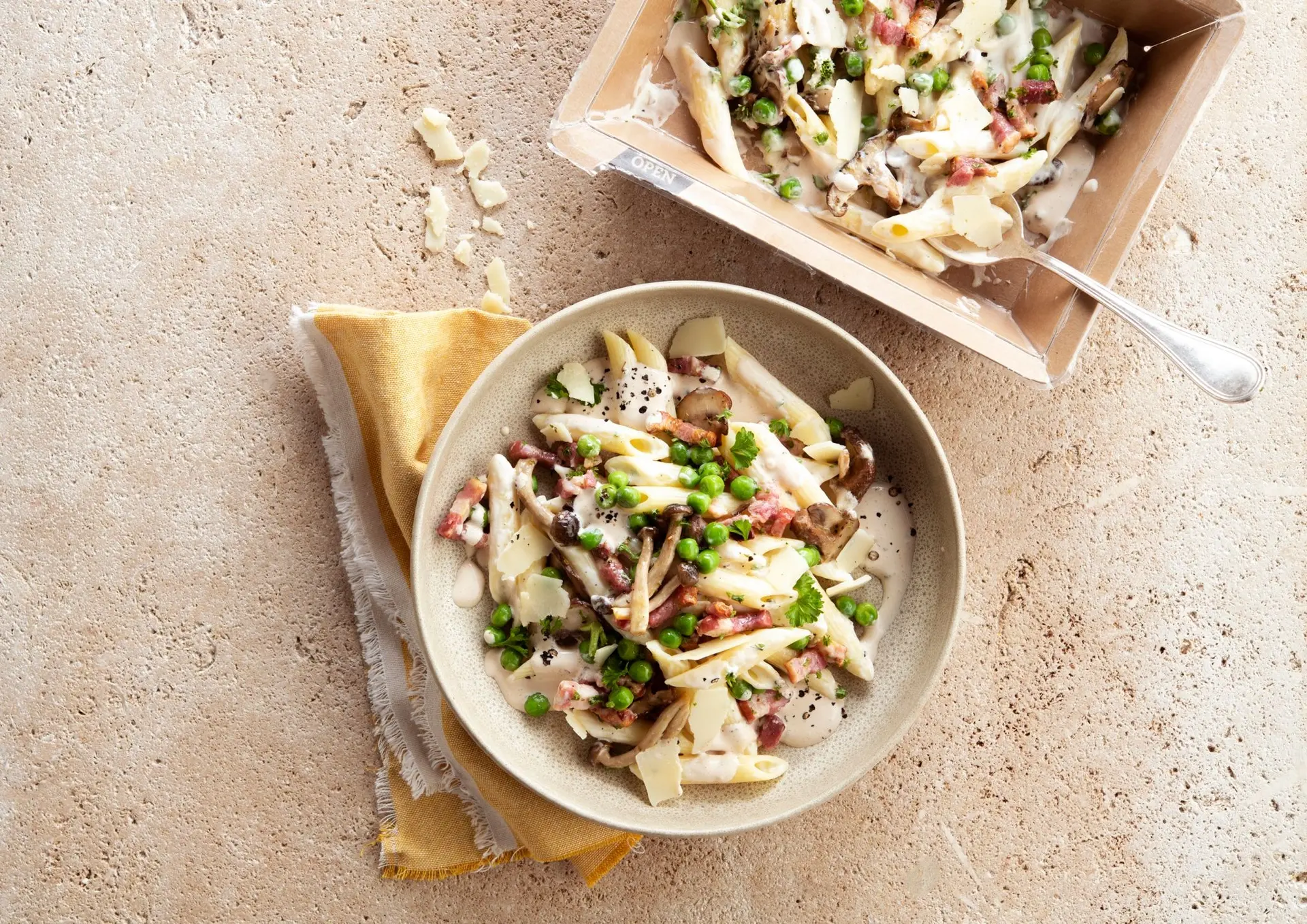 Penne aux petits pois, lardons et crème au fromage