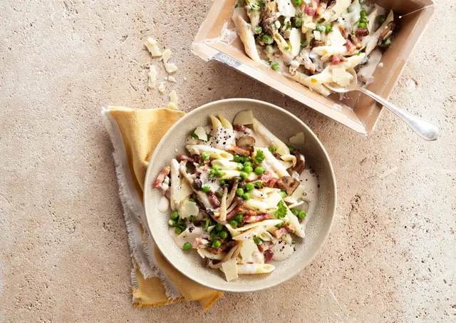 Penne aux petits pois, lardons et crème au fromage