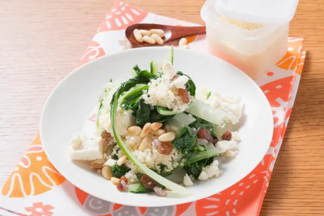 Couscous aux blettes, fromage de brebis, raisins secs et pignons de pin