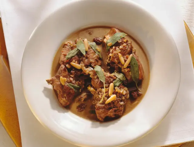 Lièvre aux pignons de pin, raisins secs et sauge
