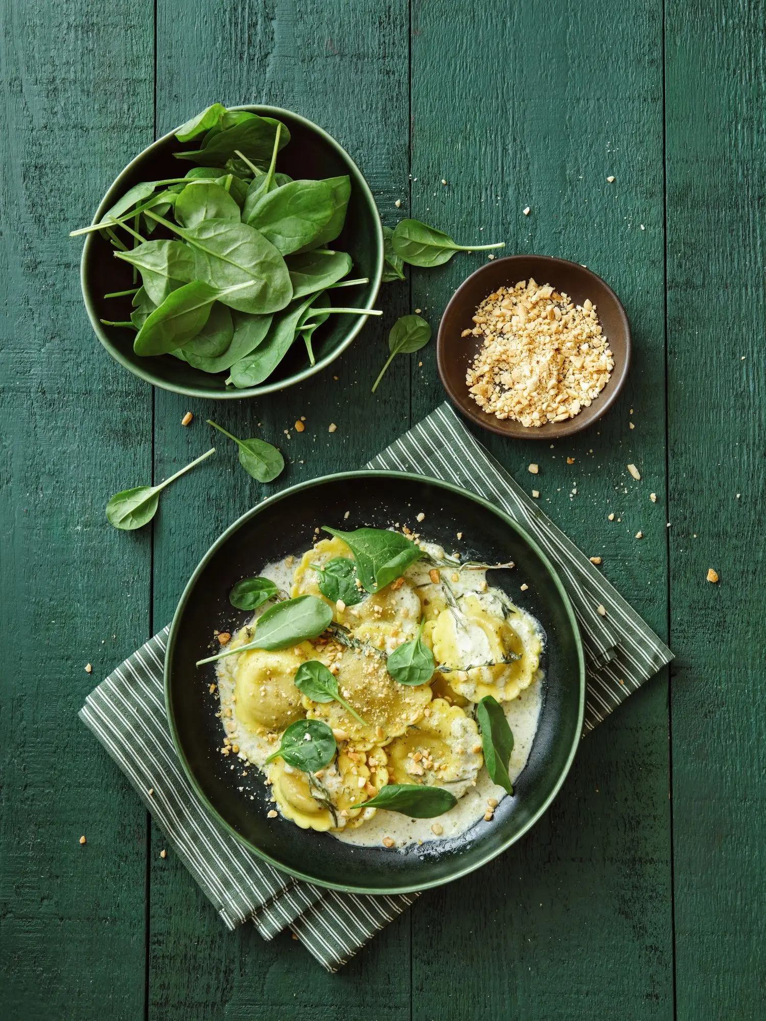 Ravioles aux champignons, épinards et ricotta, sauce crème légère aux herbes