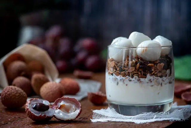 Verrine de yaourt, granola et litchis frais