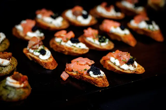 Crostini au saumon fumé avec caviar et fromage à la crème