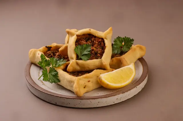Fatayer (chaussons libanais à la viande et au persil)