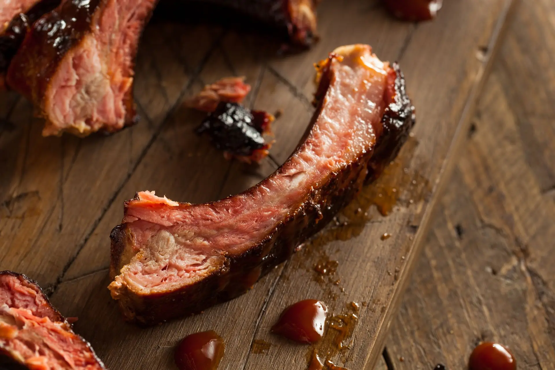 Côtelettes de porc fumées maison au barbecue