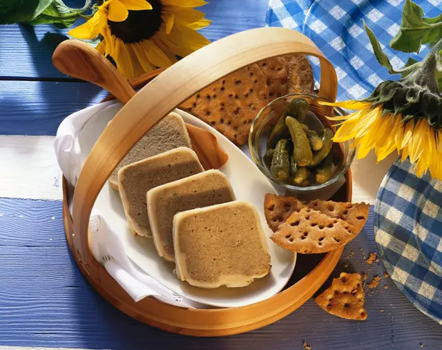 Terrine de foie tranchée, avec concombre et pain croustillant